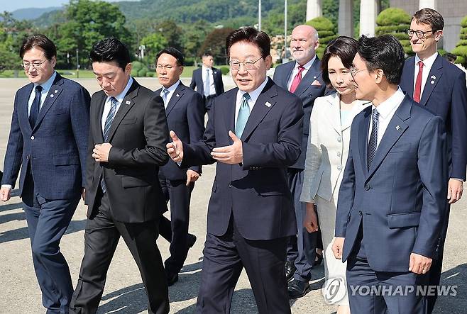 대화하는 이재명 대통령과 김민석 총리 (성남=연합뉴스) 한상균 기자 = 주요7개국(G7) 정상회의 참석과 유럽 순방을 위해 출국하는 이재명 대통령이 9일 성남 서울공항에서 공군 1호기로 이동하며 김민석 국무총리와 대화하고 있다. 2026.6.9 xyz@yna.co.kr