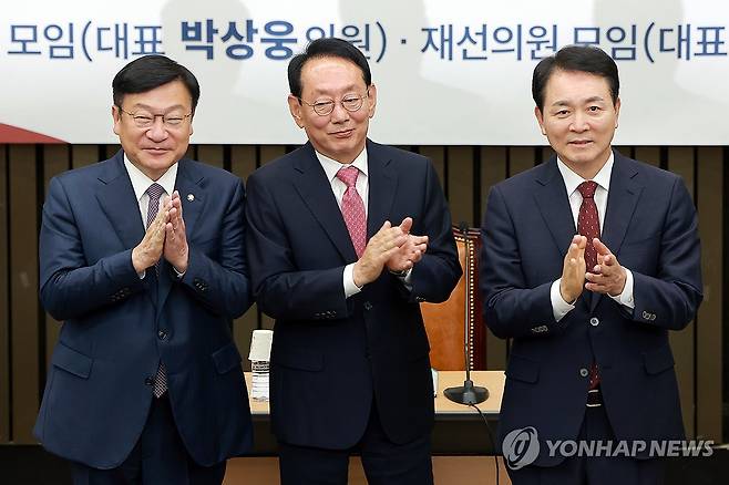 국민의힘 초·재선 주최 간담회 참석한 원내대표 후보 3인 (서울=연합뉴스) 신현우 기자 = 국민의힘 차기 원내대표 선거에 출마한 김도읍(가운데)·정점식(왼쪽)·성일종 의원이 9일 국회에서 국민의힘 초·재선 의원들이 연 원내대표 후보자 초청 간담회에 참석해 기념 촬영하고 있다. 2026.6.9 nowwego@yna.co.kr