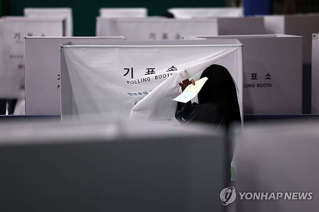 ‘투표’ (서울=연합뉴스) 윤동진 기자 = 제9회 전국동시지방선거일인 3일 서울 잠전초등학교 체육관에 마련된 잠실본동 제4,5,6투표소에 유권자들이 투표를 하고 있다. 2026.6.3 mon@yna.co.kr