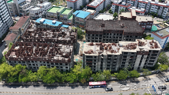 이 아파트 단지를 가까이서 보자 녹슨 철근과 낡은 콘크리트 구조물이 위험 천만하게 방치돼 있다. 배상일 기자