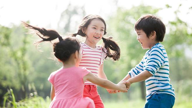 미취학 시기 바깥 놀이가 정서 건강에 긍정적인 영향을 미치는 것으로 나타났다|출처: 클립아트코리아