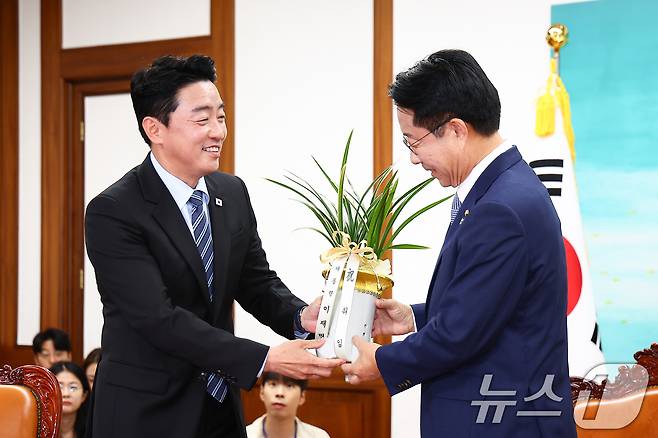 조정식 국회의장(오른쪽)이 9일 오전 서울 여의도 국회에서 강훈식 대통령 비서실장으로부터 이재명 대통령 명의 축하 난을 전달받고 있다. (공동취재) 2026.6.9 ⓒ 뉴스1 안은나 기자