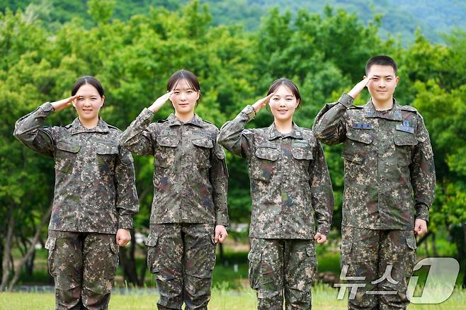 육·해·공군 부사관으로 복무 중인 김문정 중사(왼쪽부터·육군 제5기갑여단), 김문소 중사(육군 제12사단), 김태희 중사(해군 항공사령부), 김준원 하사(공군 제3훈련비행단)가 경례하고 있다. (육군 제공. 재판매 및 DB금지) 2026.6.10 ⓒ 뉴스1