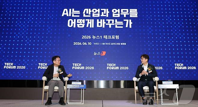 윤성로 서울대학교 교수와 김도균 인핸스 최고AI책임자(CAIO, 오른쪽)가 10일 오전 서울 영등포구 여의도 글래드호텔 블룸홀에서 열린 2026 뉴스1 테크포럼(NTF)에서 'AI는 산업과 업무를 어떻게 바꾸는가'라는 주제로 특별대담을 하고 있다. 2026.6.10 ⓒ 뉴스1 김진환 기자