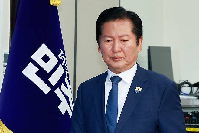 정청래 더불어민주당 대표가 10일 오전 서울 여의도 국회에서 열린 최고위원회의에 입장하고 있다./뉴스1