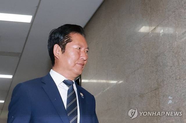 정청래 더불어민주당 대표가 8일 국회에서 비공개로 열린 최고위원회의에 참석하고 있다. 연합뉴스