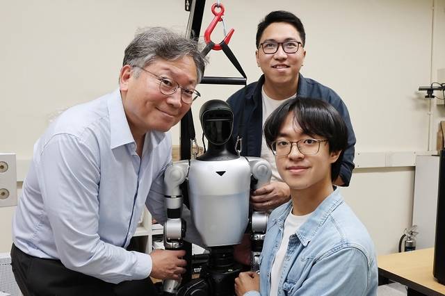 유창동(왼쪽) KAIST 교수와 연구진. KAIST 제공.