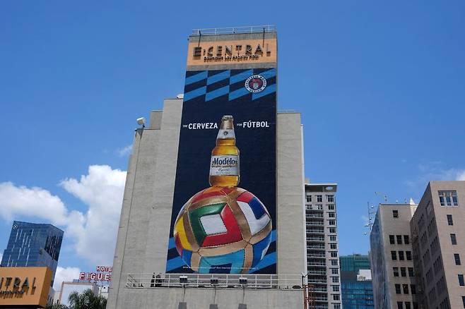지난 5월28일(현지시간) 미국 로스앤젤레스의 호텔 외벽에 2026 FIFA 월드컵 모델로 맥주 광고가 붙어있다.연합뉴스