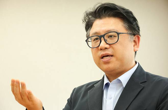 반도체 전문가인 권석준 성균관대학교 교수(화학공학)가 8일 오후 경기 수원시 성균관대 수원캠퍼스 강의실에서 기자의 질문에 답변하고 있다. 김정효 기자 hyopd@hani.co.kr