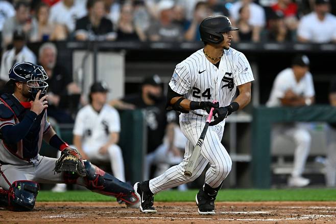 <yonhap photo-4740=""> Chicago White Sox's Braden Montgomery watches his RBI single during the fourth inning of a baseball game against the Atlanta Braves in Chicago, Tuesday, June 9, 2026. (AP Photo/Paul Beaty)/2026-06-10 13:13:57/ <저작권자 ⓒ 1980~2026 ㈜연합뉴스. 무단 전재 재배포 금지, AI 학습 및 활용 금지></yonhap>