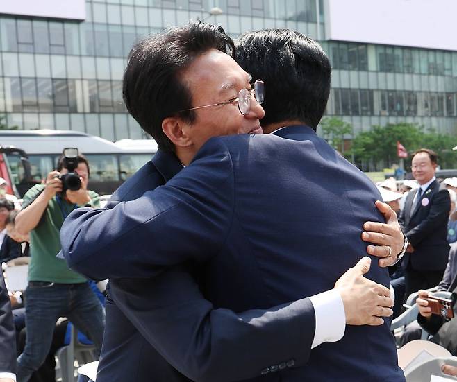 김민석 국무총리와 정청래 더불어민주당 대표가 10일 오전 서울 종로구 광화문광장에서 열린 제100주년 6 ·10 만세운동 기념식에서 만나 인사를 나누고 있다. 김경록 기자