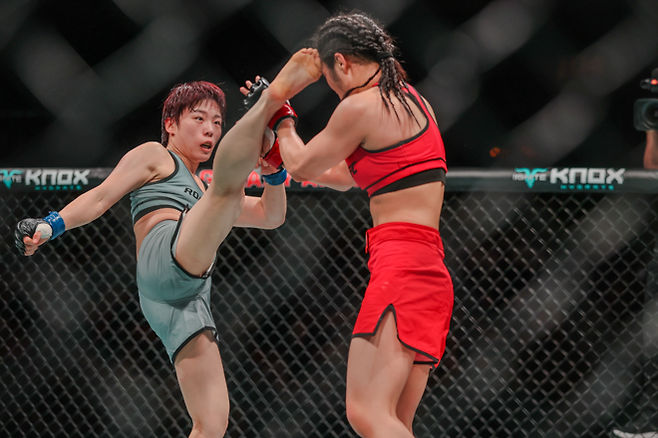 일본 ‘슈토’ 잠정 챔피언 출신 박보현이 2026월 5월 Road to UFC 시즌5 여자 스트로급 준준결승에서 둥화샹을 공격하고 있다. 아시아 인재 발굴 프로젝트 RTU 토너먼트를 우승하면 UFC 정규 계약 자격을 얻는다. 사진=이교덕 격투기 전문기자 제공