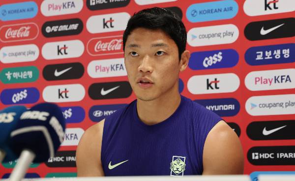 경찰이 차량 의전 서비스 업체에 갑질했다는 의혹을 받는 축구 국가대표 황희찬 소속사 직원들에 대해 무혐의 처분을 내렸다. 사진은 2026 북중미 월드컵에 출전하는 대한민국 축구 국가대표팀 황희찬이 8일(현지시간) 멕시코 과달라하라 인근 사포판에 위치한 치바스 바예 베르데에서 인터뷰를 하는 모습. /사진=뉴스1