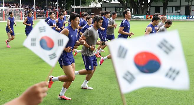 AI 챗봇 코파일럿이 2026 북중미 월드컵 경기 결과를 예측했다. 사진은 지난 6일(현지시각) 멕시코 과달라하라 인근 대한민국 축구 국가대표팀 베이스캠프 훈련장인 사포판 치바스 바예 베르데에서 멕시코 팬들이 훈련중인 선수들에게 태극기를 흔들며 응원한 모습. /사진=뉴시스