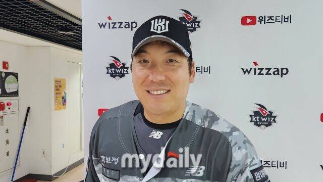 김현수가 6월 9일 수원 삼성 라이온즈전을 마치고 취재진과 인터뷰를 하고 있다./수원=김경현 기자