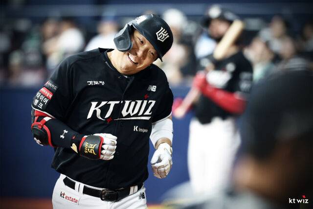 김현수가 고개를 갸우뚱하고 있다./KT 위즈 제공