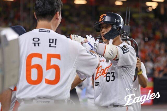 한화 이글스 박정현이 9일 대전한화생명이글스파크에서 열린 KIA 타이거즈와의 홈 경기서 홈런을 치고 기뻐하고 있다./한화 이글스 제공