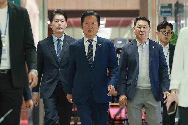 비공개 최고위원회의 참석하는 민주당 정청래 대표. 연합뉴스