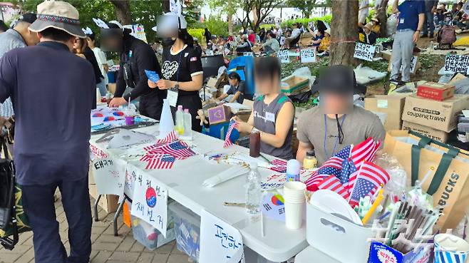 10일 오후 서울 송파구 잠실 개표소를 봉쇄하는 집회에서 자원봉사자들이 성조기를 무료로 나눠주고 있다. 김지은 기자