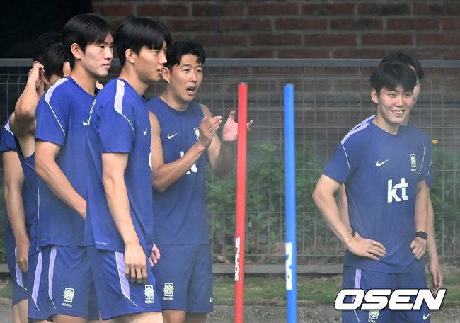 끊임없이 선수들에게 박수 보내는 손캡틴