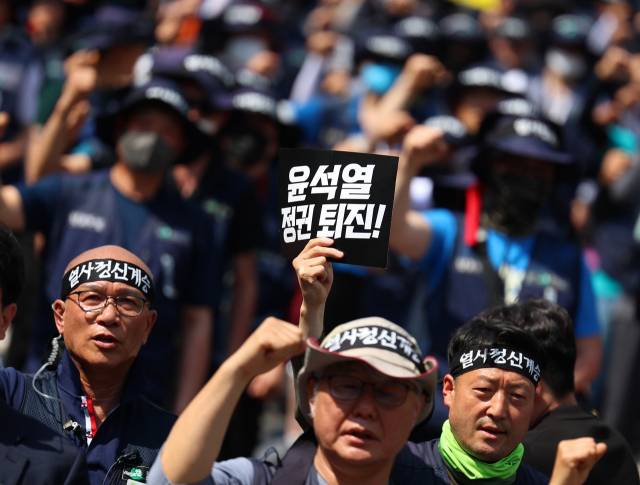 ▲고 양회동 열사가 사망한지 14일 째인 2023년 5월 16일 오후 서울 세종대로에서 열린 건설노조 탄압 중단 촉구 총파업 결의대회에서 참가자들이 팔뚝질을 하며 구호를 외치고 있다. 직후 대통령실과 경찰청은 이를 불법집회로 간주하고 '불법집회 강경 대응' 방침을 밝혔다. ⓒ연합뉴스