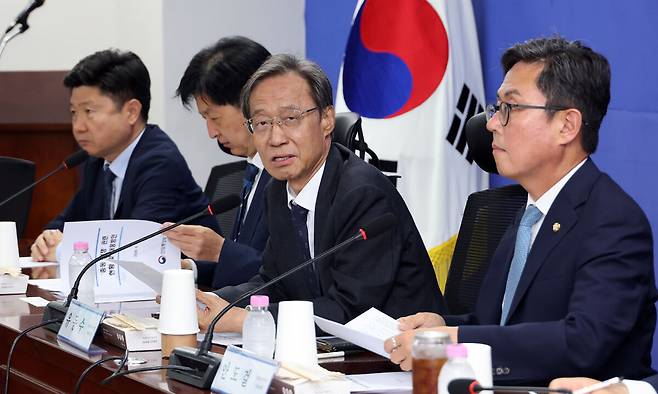 10일 국회 의원회관에서 열린 중동전쟁 경제대응특위 6차 회의에서 유동수 위원장이 인사말을 하고 있다. 연합뉴스