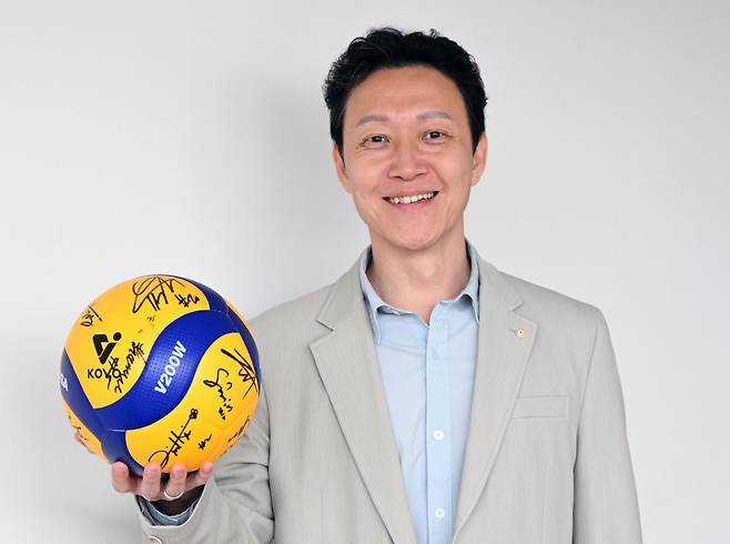 김용희 여자프로배구 GS칼텍스 단장이 4일 서울경제신문과 인터뷰하며 포즈를 취하고 있다. 성형주 기자