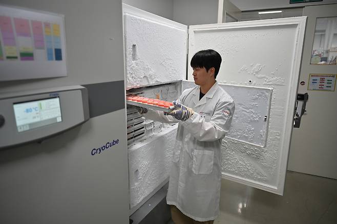 8일 전북 완주군 소재 한국식품연구원 마이크로바이옴연구단 랩실에서 연구원이 초저온 냉동고 속 분변 샘플을 꺼내고 있다. 사진=식품연 제공