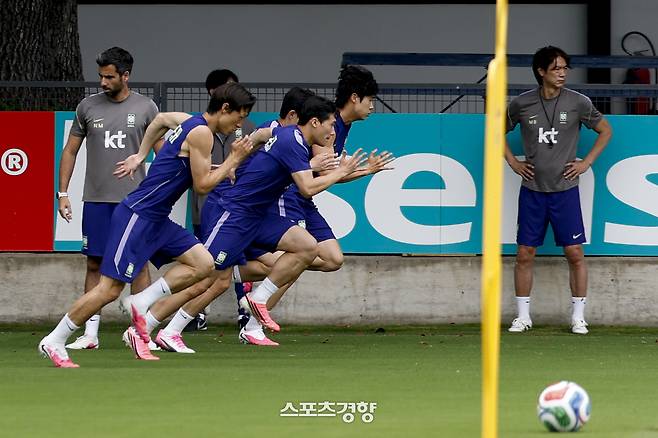 홍명보 감독(오른쪽)이 지켜보는 가운데 지난 9일 멕시코 과달라하라에서 축구대표팀 선수들이 훈련을 소화하고 있다. 과달라하라 | 문재원 기자