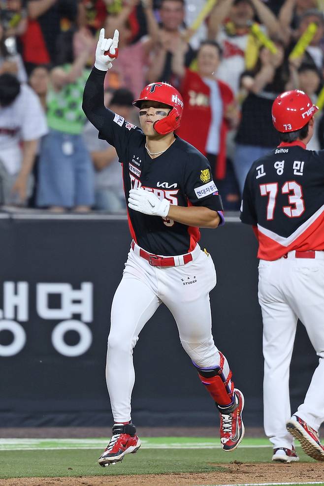 KIA 김도영이 9일 대전 한화전에서 시즌 19호 홈런을 친 뒤 세리머니 하고 있다. KIA 타이거즈 제공