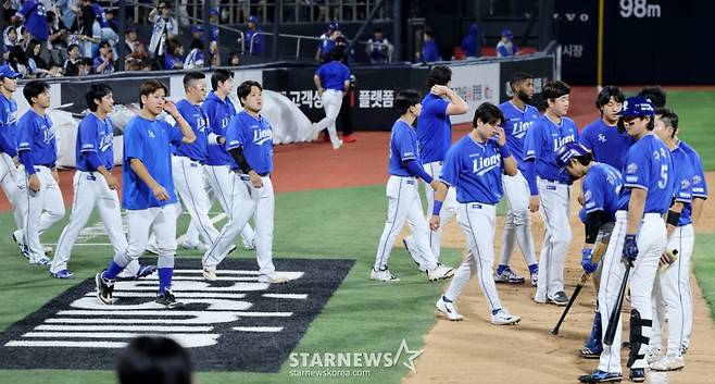 삼성선수들이 9일 수원KT위즈파크에서 열리는 2026KBO리그 삼성라이온즈와 KT 위즈 경기에서 5-2로.패한 후 팬들에게 인사를 하기위해 그라운드로 나서고 있다. 2026.06.09. 삼성선수들이 9일 수원KT위즈파크에서 열리는 2026KBO리그 삼성라이온즈와 KT 위즈 경기에서 5-2로.패한 후 팬들에게 인사를 하기위해 그라운드로 나서고 있다. 2026.06.09. /사진=강영조 cameratalks@