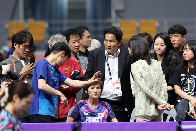 이태성 대한탁구협회 회장(가운데 양복)이 XIOM 2026 강릉세계마스터즈탁구선수권대회 현장을 찾았다. /사진=XIOM 2026 강릉세계마스터즈탁구선수권대회 조직위 제공