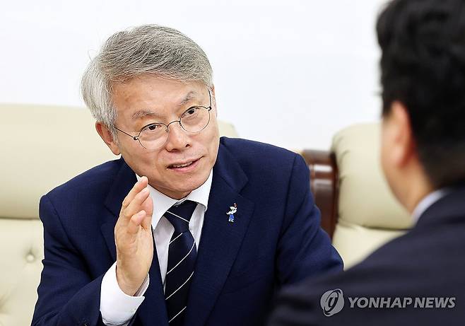 인터뷰하는 민형배 전남광주특별시장 당선인 (광주=연합뉴스) 조남수 기자 = 민형배 전남광주통합특별시장 당선인이 지난 8일 광주 북구 전남대학교에서 연합뉴스와 인터뷰하고 있다. 2026.6.10 iso64@yna.co.kr