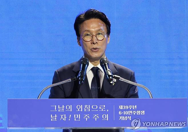 기념사 하는 김민석 국무총리 (서울=연합뉴스) 안정원 기자 = 김민석 국무총리가 10일 서울 용산구 민주화운동기념관에서 열린 제39주년 6ㆍ10민주항쟁 기념식에서 기념사를 하고 있다. 2026.6.10 jeong@yna.co.kr