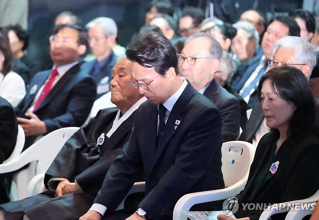 기념공연 관람하는 김민석 국무총리 (서울=연합뉴스) 안정원 기자 = 김민석 국무총리가 10일 서울 용산구 민주화운동기념관에서 열린 제39주년 6ㆍ10민주항쟁 기념식에 참석, 기념공연을 관람하며 눈물을 참고 있다. 2026.6.10 jeong@yna.co.kr