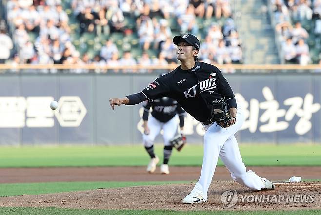 역투하는 고영표 (서울=연합뉴스) 임화영 기자 = 28일 서울 잠실야구장에서 열린 kt wiz와 두산 베어스의 경기.
KT 선발 고영표가 역투하고 있다. 2026.5.28 hwayoung7@yna.co.kr