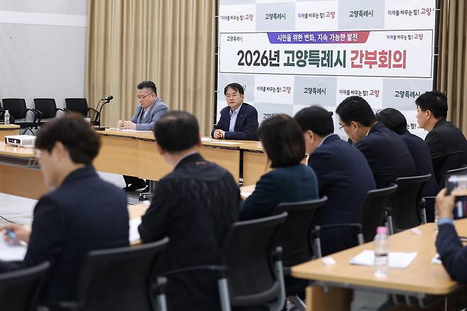 ▲ 6·3 지방선거에서 낙선 후 첫 간부회의를 주재한 이동환 고양시장이 민생안전이 최우선 과제임을 강조하며 철저한 자연 재난 사전 점검을 당부하고 있다./사진제공=고양시