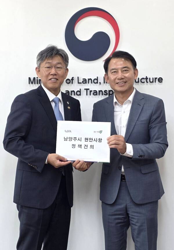 ▲ 최현덕(오른쪽) 남양주시장 당선인은 11일 당선인 신분으로 첫 공식일정을 국토부 방문으로 시작했다. 최 당선인은 이날 김이탁 국토부 제1차관을 만나 남양주시 주요 교통현안과 도시 발전 과제에 대해 논의하고 협조를 요청했다. /사진제공=최현덕 당선인 시장직 인수위