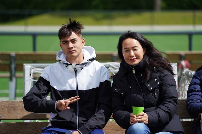 첫 외국 태생 혼혈 태극전사 옌스 카스트로프의 월드컵 출전에는 전남 나주 출신 어머니의 헌신적인 뒷바라지가 컸다. 사진은 카스트로프(왼쪽부터)와 어머니 안수연씨. /안수연씨 제공