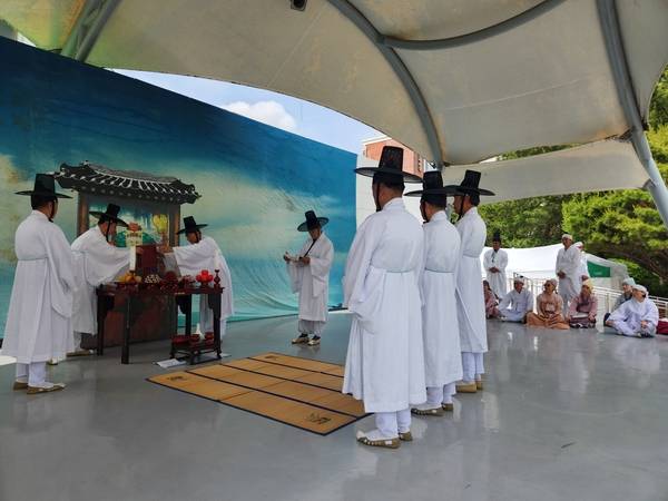 경상남도 무형유산 '마산성신대제' 공개행사가 5월 23일 창원시립마산음악관 야외무대에서 열리고 있다. 성신제가 봉행되고 있다. /류민기 기자