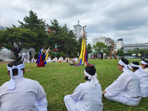 경상남도 무형유산 '마산성신대제' 공개행사가 5월 23일 창원시립마산음악관 야외무대에서 열리고 있다. 무녀가 선고굿(성신목을 세우고 신의 영역임을 고하는 굿)을 하고 있다. /류민기 기자