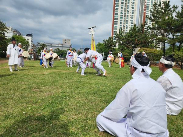 경상남도 무형유산 '마산성신대제' 공개행사가 5월 23일 창원시립마산음악관 야외무대에서 열리고 있다. 성신굿(별신굿)을 끝으로 의례가 마무리되면 대동놀이판이 열린다. 목도꾼들이 씨름을 하고 있다. /류민기 기자