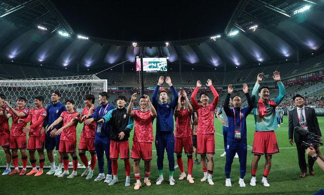 '2026 북중미 월드컵' 출전으로 11회 연속 월드컵 본선 진출에 성공한 한국 축구 국가대표들이 그라운드를 돌며 팬들에게 인사하고 있다. 연합뉴스