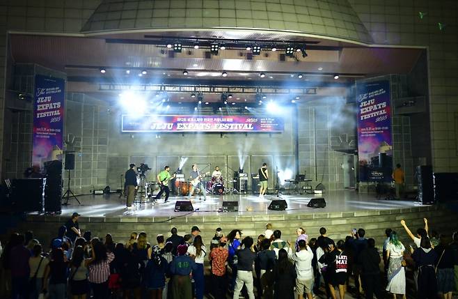 '2026 세계人제주 외국인 커뮤니티 제전(The 2026 Jeju Expats Festival)'이 13일 제주시 탑동해변공연장에서 열린다. 사진은 지난해 행사 모습.