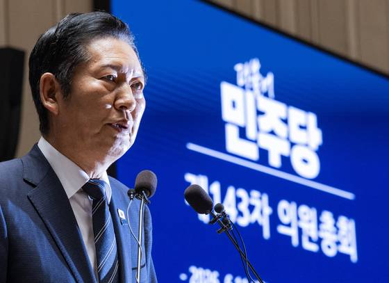 〈YONHAP PHOTO-3469〉 정청래 대표, 의원총회에서 발언 (서울=연합뉴스) 황광모 기자 = 더불어민주당 정청래 대표가 11일 국회에서 열린 의원총회에서 발언하고 있다. 2026.6.11 hkmpooh@yna.co.kr/2026-06-11 10:50:25/ 〈저작권자 ⓒ 1980-2026 ㈜연합뉴스. 무단 전재 재배포 금지, AI 학습 및 활용 금지〉