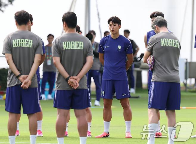 2026 북중미 월드컵에 출전하는 대한민국 축구 국가대표팀 손흥민이 10일(현지시간) 멕시코 과달라하라 인근 사포판에 위치한 치바스 바예 베르데에서 홍명보 감독의 발언을 경청하고 있다. 2026.6.11 ⓒ 뉴스1 임세영 기자