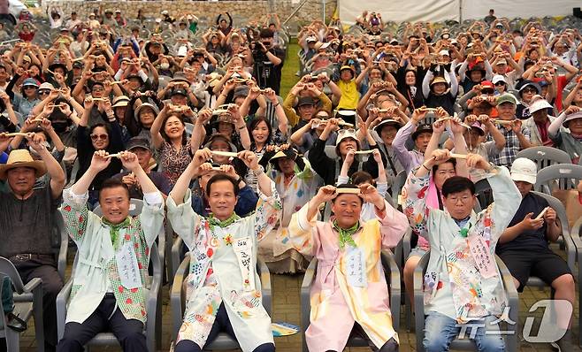 26회 음성품바축제 천인의 엿치기(음성군 제공. 재판매 및 DB금지) /뉴스1