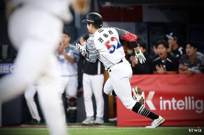 KT 권동진이 10일 수원케이티위즈파크에서 열린 2026 KBO리그 정규시즌 삼성과 경기에서 4회말 2타점 2루타를 치고 있다. 사진 | KT 위즈