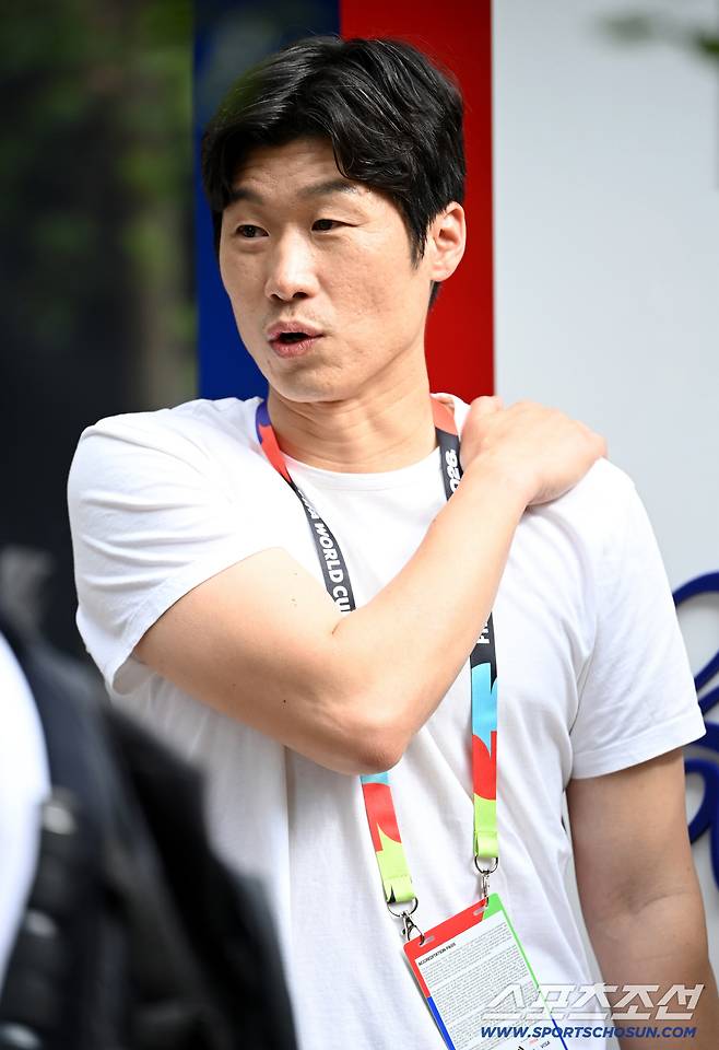 11일(한국시각) 멕시코 과달라하라 인근 사포판 월드컵대표팀 베이스캠프 훈련장 치바스 베르데 바예에서 진행된 대한민국 월드컵 대표팀의 공식 훈련. 훈련장을 찾은 박지성 해설위원이 이야기를 나누고 있다. 사포판(멕시코)=허상욱 기자wook@sportschosun.com/2026.06.09/