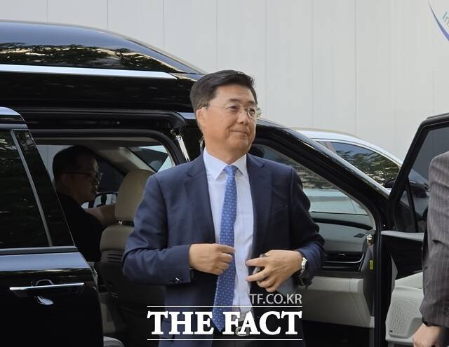 홍장원 전 국가정보원 1차장이 5월 22일 오전 경기 과천시 종합특검 사무실에 출석하고 있다. /김해인 기자